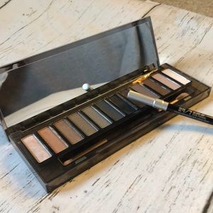 NWOT• URBAN DECAY NAKED SMOKEY PALETTE